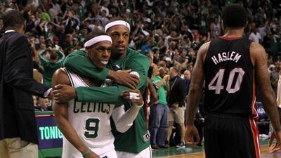 Rajon Rondo and Paul Pierce of the Boston Celtics celebrate